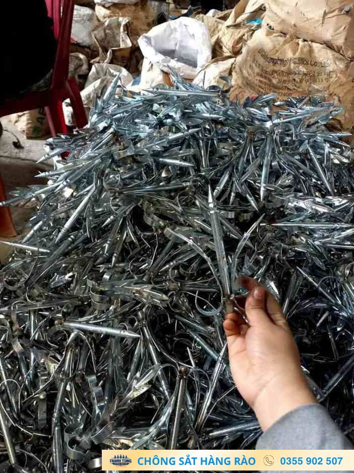 Nhiều chi tiết chông kim loại được tập kết thành đống trong xưởng