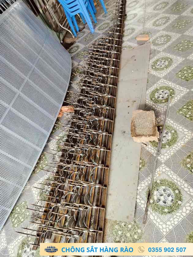 Dãy chông mũi nhọn được bố trí liên tiếp trên một thanh dài