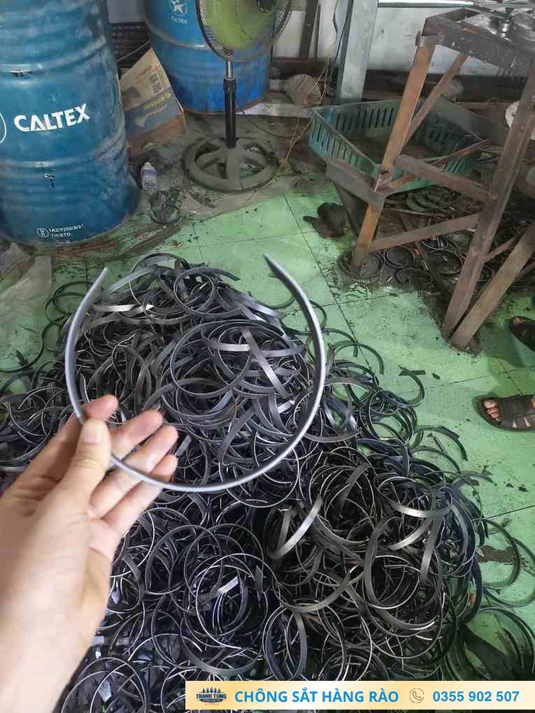 Các vòng kim loại uốn tròn được tập kết và cầm kiểm tra bằng tay