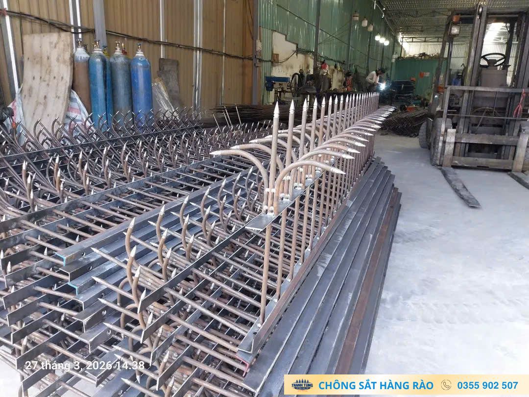 Khung mẫu hàng rào chông tiện